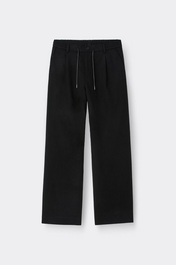 블랙 와이드 핏 턱 울 팬츠는 가을과 겨울에 어울리는 클래식 스타일의 울 팬츠입니다. 넉넉한 루즈핏 와이드 실루엣으로 편안하면서도 시크한 무드를 연출합니다. 턱 디테일과 밑단 스트링으로 디자인 포인트를 더했으며, 히든 스냅 소매로 깔끔함을 강조했습니다. 오피스룩, 출근룩, 모임룩 등 다양한 TPO에 활용 가능하며, 미니멀하고 시크한 스타일을 완성합니다.
