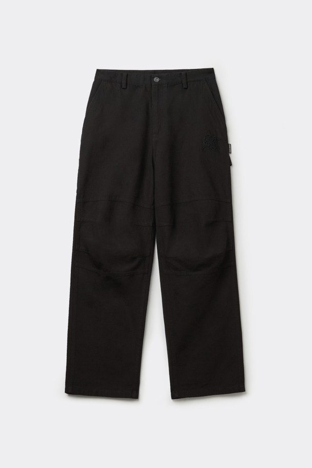 **BISCO SMITH (비스코 스미스) 블랙 코튼 카펜터 팬츠**

BISCO SMITH (비스코 스미스) 블랙 코튼 카펜터 팬츠는 스트릿 스타일을 기반으로, 워크웨어와 캐주얼 무드를 더한 긴 기장의 와이드핏 면 바지입니다. 무릎 부분의 파라슈트 레이어 디자인과 BISCO SMITH 'AsAbove' 자수 디테일이 특징입니다. 고밀도 코튼 소재를 사용하여 튼튼하며, 두꺼운 두께감으로 제작되었습니다. 편안하면서도 개성 있는 스타일을 연출하기에 좋은 아이템입니다.
