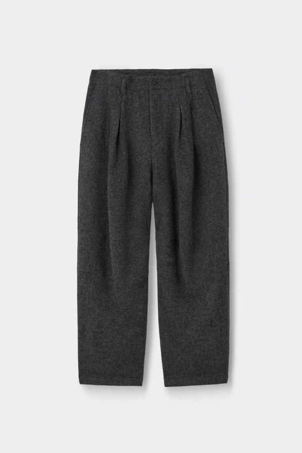 [HED MAYNER] 그레이 울 커브드 팬츠는 모던하고 미니멀한 스타일을 추구하는 남성을 위한 울 팬츠입니다. 가을과 겨울에 어울리는 두꺼운 두께감의 루즈핏 와이드 팬츠로, 부드러운 촉감의 울 소재로 제작되었습니다. 커브드 실루엣과 구조적인 볼륨감이 특징이며, 무릎 다트, 뒷절개 라인, YKK 지퍼 디테일로 완성도를 높였습니다. 출근룩, 비즈니스 캐주얼, 모임룩 등 다양한 TPO에 활용 가능한 클래식하고 시크한 아이템입니다.
