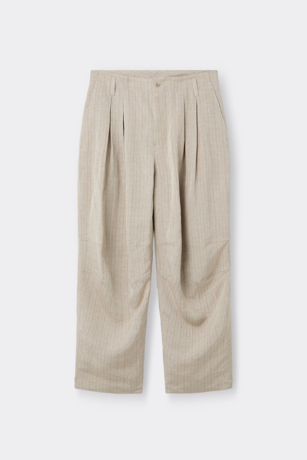 [HED MAYNER] 아이보리 린넨 커브드 팬츠는 미니멀하고 모던한 스타일을 추구하는 남성분들을 위한 제품입니다. 부드러운 린넨과 레이온 혼방 소재로 제작되어 봄, 여름 시즌에 시원하게 착용하기 좋습니다. 와이드 핏과 루즈핏으로 편안한 착용감을 선사하며, 허리선 주름, 무릎 다트 디테일, 뒷절개 라인이 돋보입니다. YKK 지퍼와 사이드, 후면 포켓 디테일로 실용성을 더했으며, 데이트룩, 출근룩 등 다양한 TPO에 활용 가능합니다.
