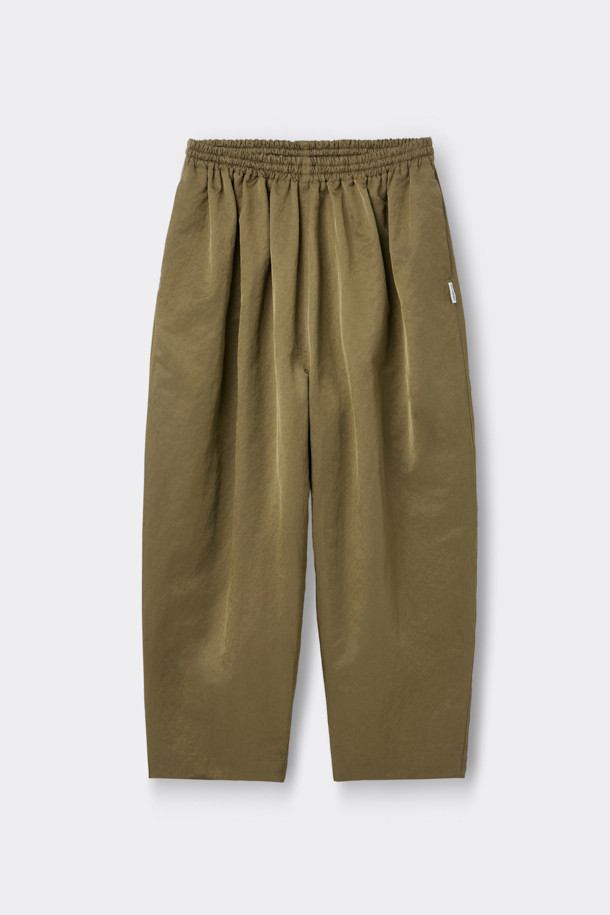 [HED MAYNER] 골드 나일론 유도 팬츠는 이탈리안 나일론 원단으로 제작되어 부드러운 촉감과 은은한 광택감이 돋보입니다. 허리 주름 디테일과 내부 스트링, 포켓 하단의 포인트 라벨이 특징이며, 벌룬핏과 루즈핏으로 편안하면서도 볼륨감 있는 실루엣을 연출합니다. 여행룩, 산책룩 등 다양한 TPO에 활용 가능하며, 미니멀, 캐주얼, 시티보이 스타일을 즐겨 입는 분들께 추천합니다. 무지 디자인으로 어떤 상의와도 매치하기 용이하여 데일리 팬츠로 활용하기 좋습니다.
