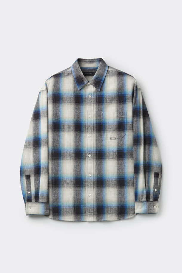 아이보리 오버핏 체크 셔츠는 남성용 상의입니다. 면 소재로 제작되어 봄, 가을에 착용하기 좋으며, 캐주얼, 클래식, 미니멀 스타일을 연출할 수 있습니다. 넉넉한 오버핏에 긴 소매, 카라넥 디자인이 특징이며, 출근룩이나 비즈니스 캐주얼에도 활용 가능합니다. 아이보리 및 블루 컬러의 체크 패턴과 포켓 디테일, 금속 장식이 포인트입니다. 레귤러 기장으로 다양한 하의와 매치하기 용이합니다.
