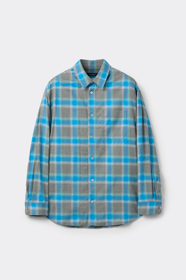 블루 오버사이즈 핏 레이어드 체크 셔츠는 캐주얼, 클래식, 미니멀 스타일을 즐기는 남성분들을 위한 제품입니다. 봄, 가을에 어울리는 긴 소매 셔츠로, 일상과 데이트룩, 봄 소풍룩에 모두 활용 가능합니다. SOMELOS 유럽 수입 옴브레 체크 원단, 코튼 100% 소재로 제작되어 부드러운 촉감을 선사합니다. 레이어드 카라와 사이드 슬릿, 후면 절개 디테일이 돋보이며, 오버핏으로 편안한 착용감을 제공합니다.
