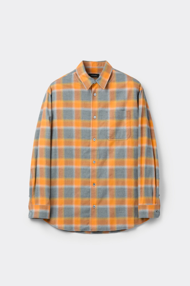 오렌지 오버사이즈 핏 레이어드 체크 셔츠는 남성 고객을 위한 캐주얼 스타일의 셔츠입니다. 가을과 겨울에 어울리는 긴소매 디자인으로, 옴브레 체크 패턴이 특징입니다. SOMELOS 유럽 수입 면 원단을 사용하여 제작되었으며, 오버핏과 레이어드 카라, 사이드 슬릿, 후면 절개 디테일이 돋보입니다. 여유로운 핏감으로 편안하게 착용 가능하며, 캐주얼, 클래식, 미니멀 스타일을 연출하기 좋습니다. 그레이 컬러도 함께 제공됩니다.

