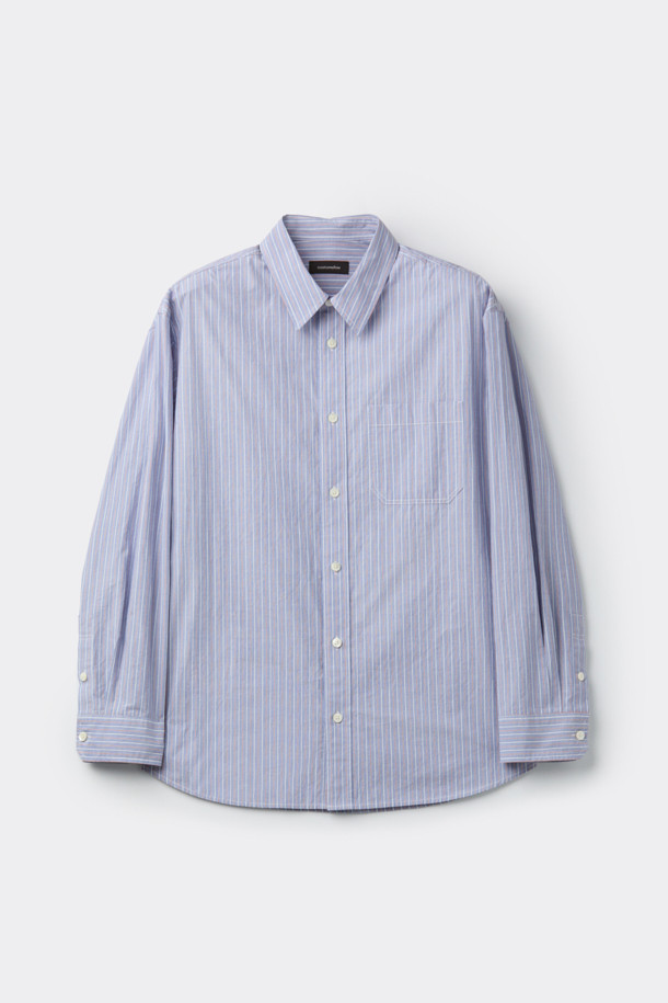 블루 오버사이즈 핏 슬릿 카라 롱 셔츠는 남성용 셔츠로, 봄, 가을에 착용하기 좋습니다. 베이직하고 캐주얼한 스타일로, 데이트룩이나 봄 소풍룩에 적합합니다. 얇은 두께의 면 소재로 제작되어 편안한 착용감을 선사하며, 긴 소매와 스트라이프 패턴이 특징입니다. 슬릿넥 디자인과 사이드 슬릿 디테일이 돋보이며, 오버핏으로 트렌디한 스타일을 연출합니다. 캐주얼, 미니멀, 클래식 스타일을 즐겨 입는 분들께 추천합니다.
