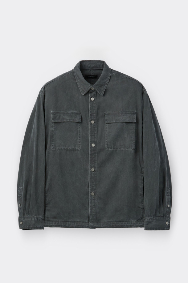 그레이 더블 포켓 데님 셔츠는 남성들을 위한 캐주얼하고 빈티지한 스타일의 상의입니다. 봄, 가을에 어울리는 릴랙스 핏의 긴 소매 셔츠로, 아우터처럼 걸쳐 입을 수 있습니다. 무지 패턴의 면 소재로 제작되었으며, 가슴 부분의 더블 포켓 디테일과 스냅 버튼이 특징입니다. 피그먼트 다잉 처리로 빈티지한 멋을 더했으며, 밑단 스트링으로 다양한 스타일 연출이 가능합니다. 데이트룩, 캠핑룩 등 다양한 TPO에 미니멀하게 활용하기 좋습니다.
