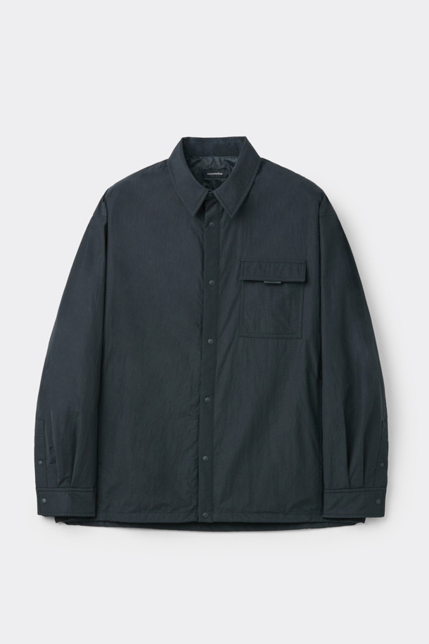 블랙 패딩 아우터 셔츠는 남성용 캐주얼 패딩셔츠입니다. 가을과 겨울에 착용하기 좋으며, 차이나칼라와 긴 소매, 무지 패턴으로 미니멀한 스타일을 연출합니다. 초경량 하스 충전재를 사용하여 보온성을 높였으며, 퀼팅 안감으로 부드러운 착용감을 제공합니다. 밑단 스트링 디테일과 우레탄 라벨 포인트가 특징이며, 핏은 오버핏으로 제작되었습니다. 면과 나일론 혼방 소재로 제작되어 편안함과 내구성을 동시에 갖췄습니다.
