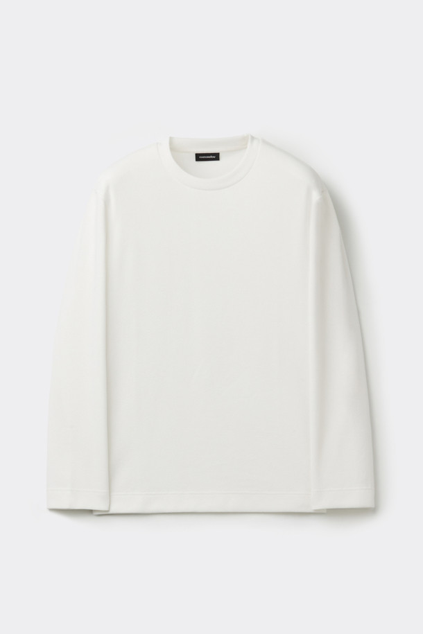 화이트 텍스처 티셔츠는 남성용으로, 베이직한 스타일을 추구하는 분들께 적합합니다. 얇은 두께감과 부드러운 촉감의 폴리에스테르 소재로 제작되어 편안한 착용감을 선사합니다. 라운드넥, 긴 소매, 레귤러 핏 디자인으로, 사계절 내내 활용하기 좋습니다. 자가드 패턴으로 은은한 멋을 더했으며, 사이드 라벨 디테일로 완성도를 높였습니다. 미니멀, 클래식, 캐주얼 스타일을 즐겨 입는 분들에게 추천합니다.
