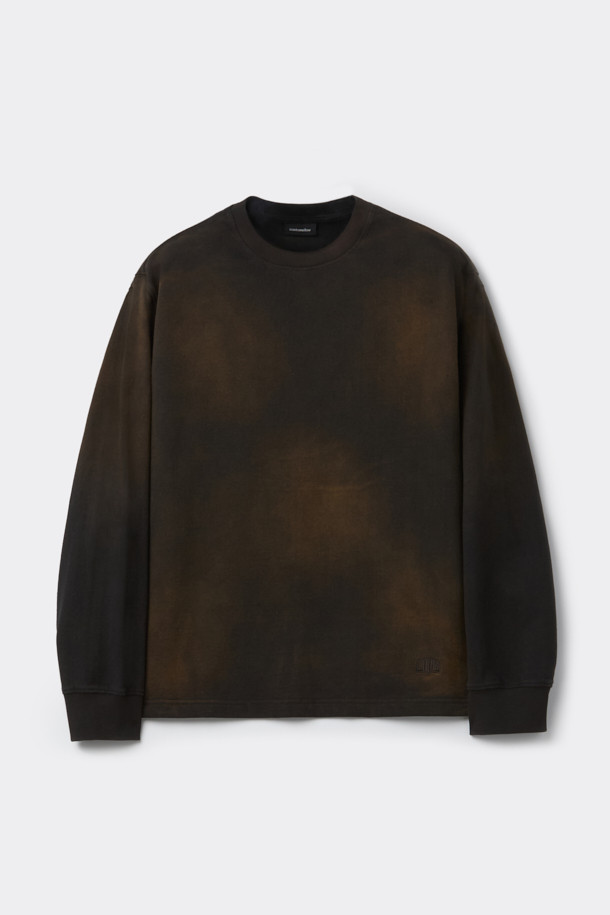 블랙 다잉 티셔츠는 빈티지한 스타일을 연출하는 공용 의류입니다. 사계절 내내 착용 가능하며, 릴렉스 핏으로 편안한 착용감을 선사합니다. 라운드 넥과 긴 소매 디자인으로 제작되었으며, 면 소재 특유의 부드러운 촉감이 특징입니다. 다잉 기법으로 제작되어 개체별 고유한 패턴을 가지며, 하단에는 브랜드 로고 자수가 포인트로 자리 잡고 있습니다. 여행룩, 캐주얼 및 미니멀 스타일을 선호하는 분들께 추천하며, 마감 부분에 미세한 결함이 있을 수 있습니다.
