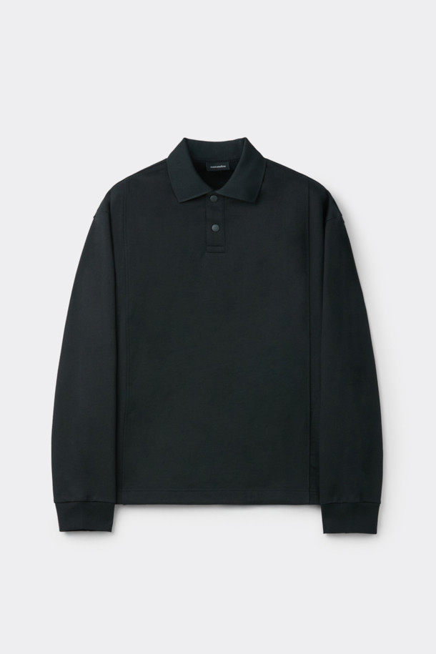 블랙 스웨트 폴로입니다. 부드러운 면 100% 소재로 제작되어 편안한 착용감을 선사합니다. 립 카라 디테일과 긴소매 디자인이 특징이며, 캐주얼하고 미니멀한 스타일을 연출합니다. 밑단 스트링으로 핏 조절이 가능하며, 사이드 포켓이 있어 실용성을 더했습니다. 출근룩이나 산책룩 등 다양한 일상에 활용하기 좋은 오버핏 폴로 스웨트셔츠입니다.
