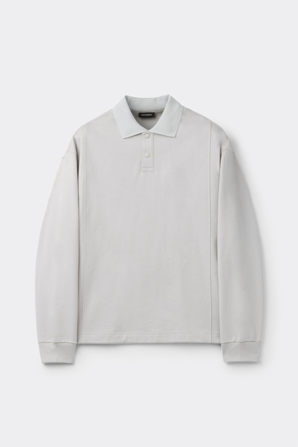 그레이 스웨트 폴로입니다. 부드러운 촉감의 면 100% 소재로 제작되어 편안한 착용감을 선사합니다. 립 카라 디테일과 긴소매 디자인이 특징이며, 오버핏으로 캐주얼하고 베이직한 스타일을 연출합니다. 밑단 스트링으로 핏 조절이 가능하며, 사이드 포켓이 있어 실용성을 더했습니다. 캠핑룩, 산책룩 등 어떤 TPO에도 잘 어울리는 데일리 아이템입니다.
