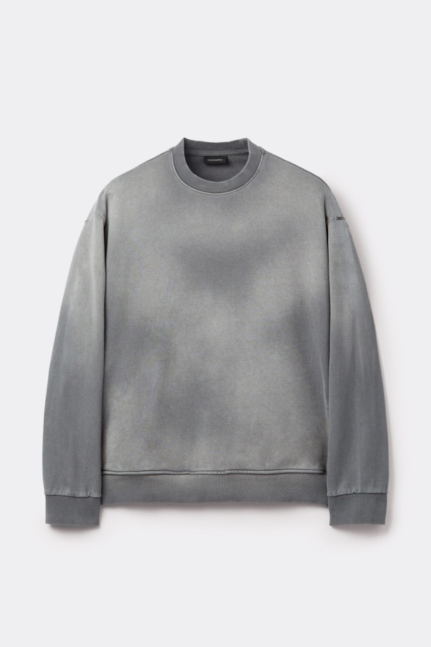 그레이 염색 스웨트셔츠는 캐주얼과 미니멀, 레트로 스타일을 즐기는 분들을 위한 아이템입니다. 릴랙스 핏에 두꺼운 면 소재로 제작되어 탄탄한 촉감을 선사하며, 봄, 가을, 겨울 모두 착용 가능합니다. 빈티지한 무드를 더하는 썰파 다잉과 브러쉬 탈색 기법, 밑단과 소매 시보리, 사이드 포켓 디테일이 특징입니다. 라운드넥 디자인으로 다양한 룩에 매치하기 좋으며, 집콕룩, 산책룩, 캠핑룩 등 편안한 TPO에 활용하기 좋습니다.
