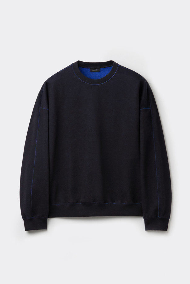 블랙 투톤 스웨트셔츠는 가을, 겨울 시즌에 어울리는 베이직 스타일의 상의입니다. 면 소재의 탄탄한 촉감과 오버핏으로 편안한 착용감을 선사하며, 라운드넥과 긴 소매 디자인으로 제작되었습니다. 집콕룩, 캠핑룩 등 다양한 TPO에 활용 가능하며, 캐주얼, 미니멀, 클래식 스타일을 연출하기 좋습니다. 시보리 디테일과 이중직 원단으로 제작되어 퀄리티를 높였습니다.
