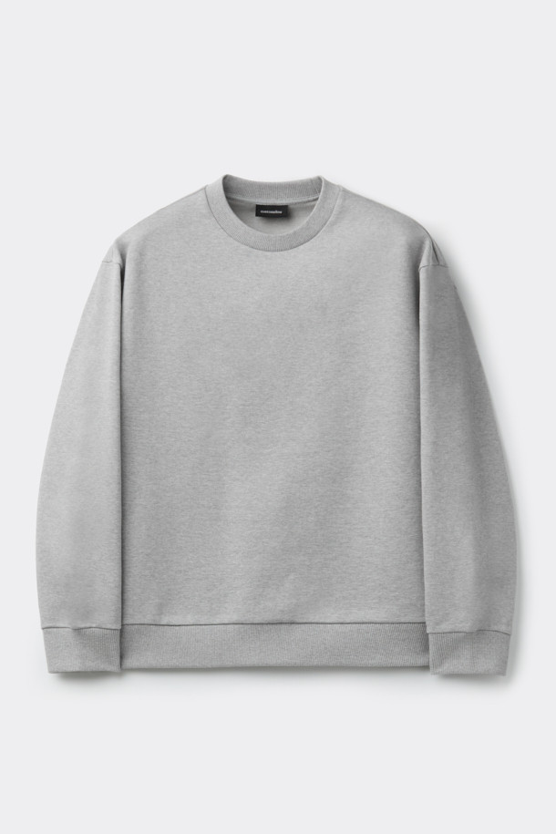 그레이 그래픽 스웨트셔츠는 남성을 위한 캐주얼 스타일의 상의입니다. 가을, 겨울 시즌에 어울리는 두꺼운 두께감의 면 소재로 제작되었으며, 릴랙스 핏으로 편안한 착용감을 선사합니다. 라운드넥 디자인에 그래픽과 자수 무늬가 돋보이며, 시보리 디테일이 더해져 완성도를 높였습니다. 캠핑룩이나 집콕룩, 미니멀, 시티보이 스타일을 즐기는 분들께 추천하는 아이템입니다. 긴 소매 기장으로 간절기부터 한겨울까지 따뜻하게 입을 수 있습니다.
