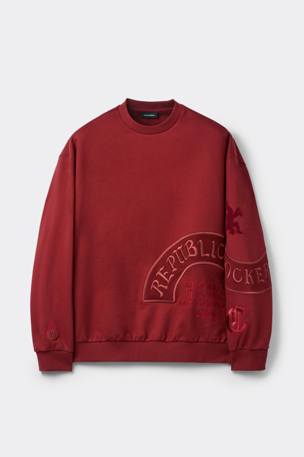 선명한 레드 컬러가 돋보이는 그래픽 스웨트셔츠입니다. 남녀 모두 착용 가능한 릴랙스 핏으로, 캐주얼 및 스포티 스타일을 연출하기 좋습니다. 두꺼운 면 소재로 제작되어 가을, 겨울 시즌에 따뜻하게 입을 수 있으며, 탄탄한 촉감이 특징입니다. 라운드넥 디자인에 긴 소매 기장으로 편안함을 더했으며, 시보리 및 자수 디테일이 포인트를 더합니다. 캠핑룩, 집콕룩 등 다양한 TPO에 활용 가능하며, 미니멀한 스타일 연출에도 용이합니다.
