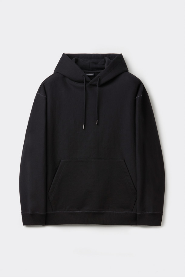 블랙 스티치 후디는 캐주얼하고 미니멀한 스타일을 추구하는 남녀 모두를 위한 후드티입니다. 릴랙스 핏으로 편안한 착용감을 선사하며, 가을과 겨울철에 적합한 두꺼운 두께감으로 제작되었습니다. 면과 폴리에스테르 혼방 소재로 부드러운 촉감을 느낄 수 있으며, 후드 스트링과 사이드 포켓, 시보리 마감 등의 디테일이 돋보입니다. 집콕룩이나 산책룩 등 일상에서 폭넓게 활용할 수 있는 베이직 아이템입니다. 무지 디자인에 스티치 디테일로 포인트를 더해, 심플하면서도 세련된 스타일을 연출합니다.
