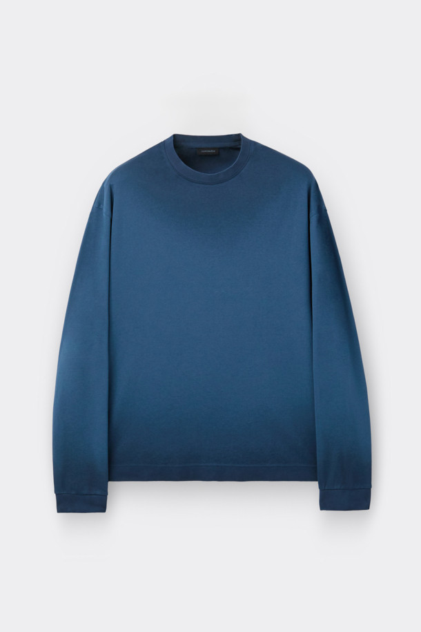 네이비 다잉 티셔츠는 캐주얼 및 미니멀 스타일을 즐기는 남성을 위한 긴 소매 티셔츠입니다. 봄, 가을에 어울리는 레귤러 핏으로, 일상과 산책 시 편안하게 착용할 수 있습니다. 부드러운 면 소재에 루나 다잉 기법으로 은은한 그라데이션 염색을 더해 유니크한 분위기를 연출합니다. 소매 시보리가 있어 활동성을 높였으며, 라운드넥 디자인으로 어떤 스타일에도 쉽게 매치할 수 있습니다.
