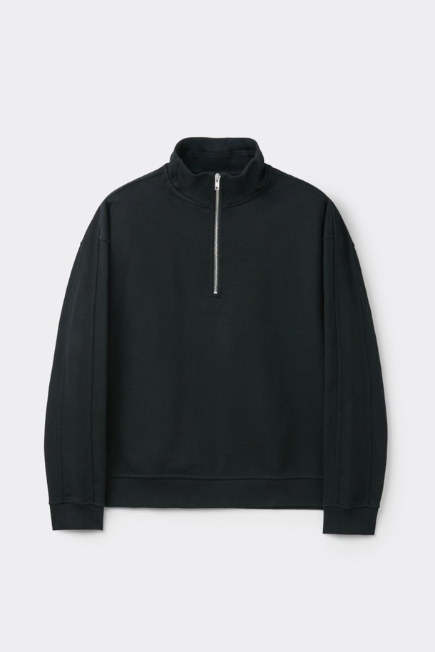 블랙 하프넥 반집업 스웨트셔츠는 남성을 위한 베이직하고 캐주얼한 스타일의 상의입니다. 두께감 있는 면 소재로 제작되어 가을과 겨울에 따뜻하게 착용할 수 있으며, 릴랙스 핏으로 편안한 착용감을 제공합니다. YKK 금속 지퍼와 시보리 마감, 어깨 절개선 디테일이 특징이며, 출근룩과 캠핑룩 등 다양한 TPO에 활용할 수 있습니다. 미니멀, 캐주얼, 클래식 스타일을 선호하는 분들께 추천합니다.
