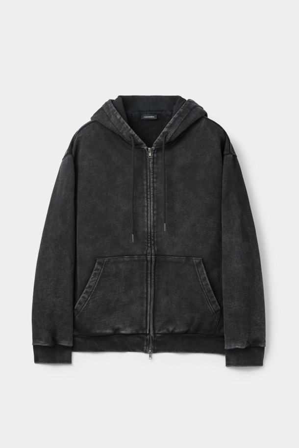 블랙 다잉 집업 후디는 빈티지하고 캐주얼한 스타일의 남녀 공용 후드집업입니다. 봄, 가을, 겨울 세 계절 모두 활용 가능하며, 릴랙스 핏으로 편안한 착용감을 선사합니다. 두꺼운 면 소재에 탄탄한 촉감을 더해, 캠핑룩이나 집콕룩 등 다양한 TPO에 적합합니다. 무지 디자인과 블랙 컬러는 미니멀, 스트리트 등 어떤 스타일에도 쉽게 매치할 수 있으며, 다잉 워싱 기법으로 은은한 빈티지 무드를 연출합니다. 사이드 포켓, 밑단 및 소매 시보리 디테일이 실용성을 더합니다.
