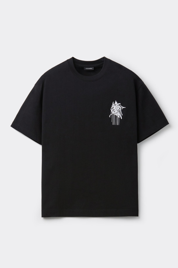 [비스코 스미스] 블랙 그래픽 반팔 티셔츠는 스트릿과 캐주얼 스타일을 즐기는 당신을 위한 아이템입니다. 부드러운 면 소재로 제작되어 편안한 착용감을 선사하며, 봄, 여름 시즌에 적합합니다. BISCO SMITH 작가의 'AsAbove' 작품 모티브를 그래픽 자수와 함께 전면에 담아 유니크한 디자인을 완성했습니다. 뒷넥에는 작가 시그니처 프린팅을 더해 소장 가치를 높였습니다. 릴랙스 핏과 라운드넥 디자인으로 어떤 스타일에도 자연스럽게 어울립니다.
