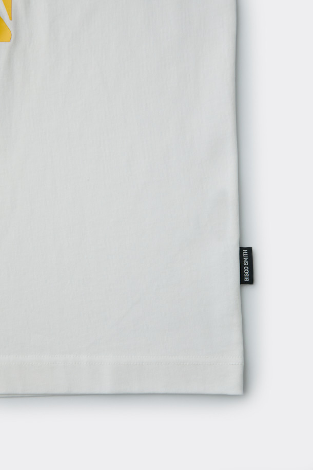 [BISCO SMITH] 화이트 그래픽 하프 슬리브 티셔츠는 BISCO SMITH 작가의 'ForeverForward' 작품을 모티브로 한 제품입니다. 부드러운 면 소재로 제작되어 편안한 착용감을 선사하며, 릴랙스 핏으로 여유로운 실루엣을 연출합니다. 전면에는 그래픽 프린트와 자수 디테일이 돋보이며, 뒷넥 부분에는 작가 시그니처 프린팅으로 포인트를 더했습니다. 캐주얼, 스트리트, 미니멀 스타일을 즐겨 입는 분들에게 적합하며, 동네 마실룩이나 여행룩으로 활용하기 좋습니다. 화이트, 블랙, 옐로우 세 가지 색상으로 만나보세요.
