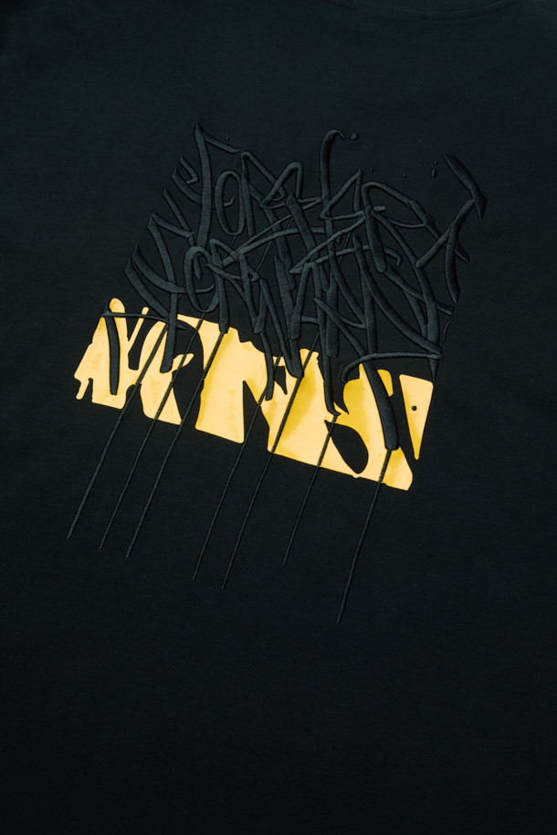 비스코 스미스 블랙 그래픽 티셔츠는 BISCO SMITH 작가의 'ForeverForward' 작품 모티브를 담아낸 긴소매 티셔츠입니다. 전면에 작가 시그니처 프린트, 후면에는 감각적인 프린트와 자수 디테일이 더해져 소장 가치를 높였습니다. 부드러운 면 소재로 제작되어 편안한 착용감을 선사하며, 릴렉스 핏으로 여유로운 실루엣을 연출합니다. 캐주얼, 스트리트, 미니멀 스타일을 즐기는 분들께 추천하며, 봄, 가을 간절기에 동네 마실룩이나 가을 나들이룩으로 활용하기 좋습니다. 라운드넥 디자인과 레귤러 기장으로 어떤 스타일에도 쉽게 매치할 수 있습니다.
