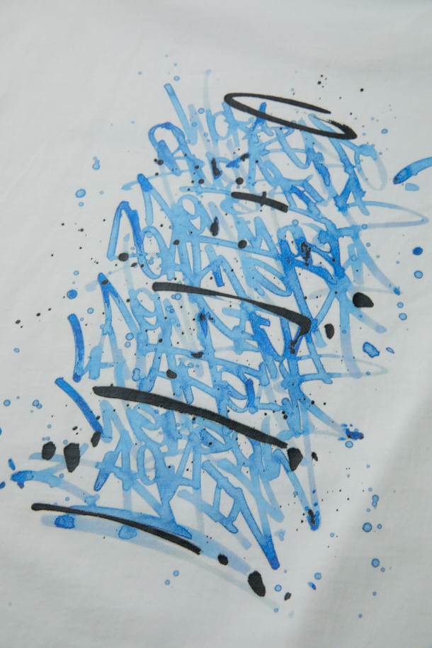 [비스코 스미스] 화이트 그래픽 티셔츠는 [BISCO SMITH] 작가의 'BlueSkies' 작품을 모티브로 한 제품입니다. 전면에는 작가 시그니처 프린트가, 후면에는 그래픽 프린트가 돋보이는 디자인입니다. 부드러운 면 소재로 제작되어 편안한 착용감을 선사하며, 릴랙스 핏으로 제작되어 캐주얼, 스트릿 스타일을 연출하기 좋습니다. 봄, 여름, 가을 시즌에 데이트룩, 동네 마실룩 등 다양한 상황에 활용하기 좋은 긴소매 라운드넥 티셔츠입니다. 얇은 두께감으로 가볍게 착용할 수 있습니다.
