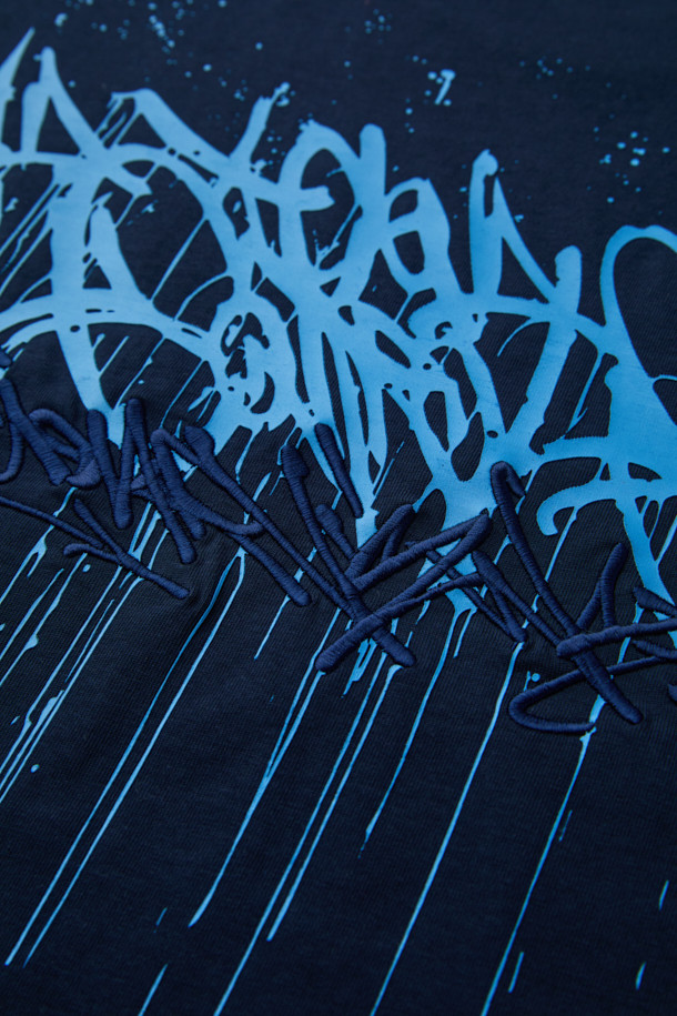 [BISCO SMITH] 네이비 그래픽 티셔츠는 스트릿 스타일을 강조하는 남녀 공용 티셔츠입니다. 면 소재로 제작되어 부드러운 촉감을 선사하며, 봄, 가을에 입기 좋습니다. 릴랙스 핏과 라운드넥 디자인으로 편안한 착용감을 제공하며, 긴소매 기장입니다. 전면의 작가 시그니처 프린트와 후면 프린트, 자수 디테일이 돋보이며, BISCO SMITH 작가의 'CloudControl' 작품 모티브를 담아 소장 가치를 높였습니다.
