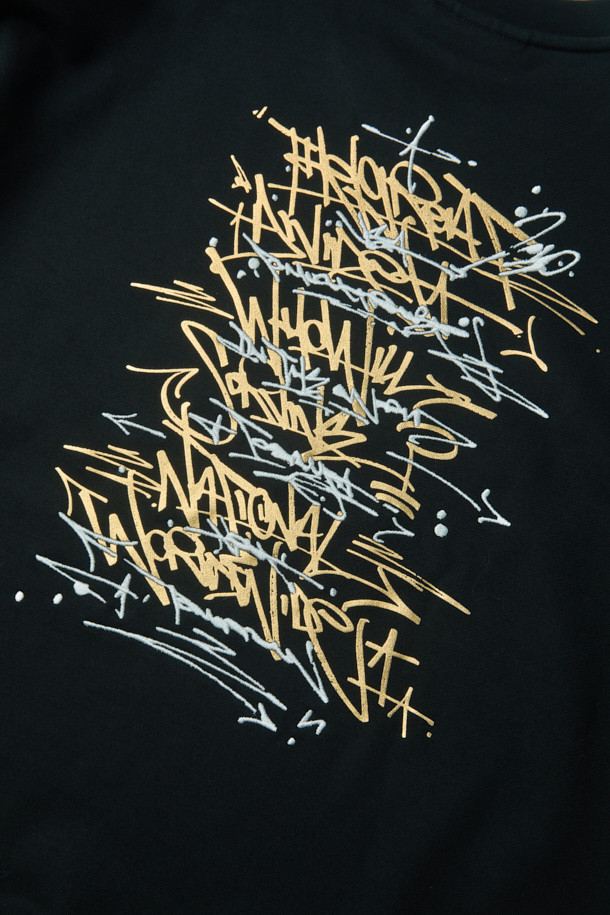 [비스코 스미스] 블랙 그래픽 스웨트셔츠는 BISCO SMITH 작가의 'HoldTheGround' 작품 모티브를 담아낸 스트릿 스타일의 스웻셔츠입니다. 전면에는 작가의 시그니처 프린트가, 후면에는 프린트와 자수 디테일이 더해져 소장 가치를 높였습니다. 릴랙스 핏으로 편안한 착용감을 선사하며, 가을과 겨울철 데일리룩, 동네 마실룩, 여행룩 등 다양한 TPO에 활용하기 좋습니다. 면 소재로 제작되어 탄탄한 촉감을 느낄 수 있으며, 캐주얼, 시티보이 스타일을 즐겨 입는 분들께 추천합니다. 긴 소매 기장으로 보온성을 높였습니다.
