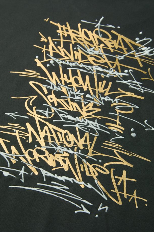 [비스코 스미스] 그레이 그래픽 스웨트셔츠는 BISCO SMITH 작가의 'HoldTheGround' 작품을 모티브로 한 유니크한 디자인이 돋보이는 제품입니다. 전면에는 작가의 시그니처 프린트가, 후면에는 프린트와 자수 디테일이 더해져 소장 가치를 높였습니다. 릴랙스 핏과 두꺼운 면 소재로 제작되어 가을, 겨울철 데일리룩과 동네 마실룩에 적합하며, 캐주얼, 스트리트, 미니멀 스타일을 즐겨 입는 분들께 추천합니다. 라운드넥과 긴소매 디자인으로 편안한 착용감을 제공하며, 그레이 컬러는 어떤 룩에도 쉽게 매치할 수 있어 활용도가 높습니다.
