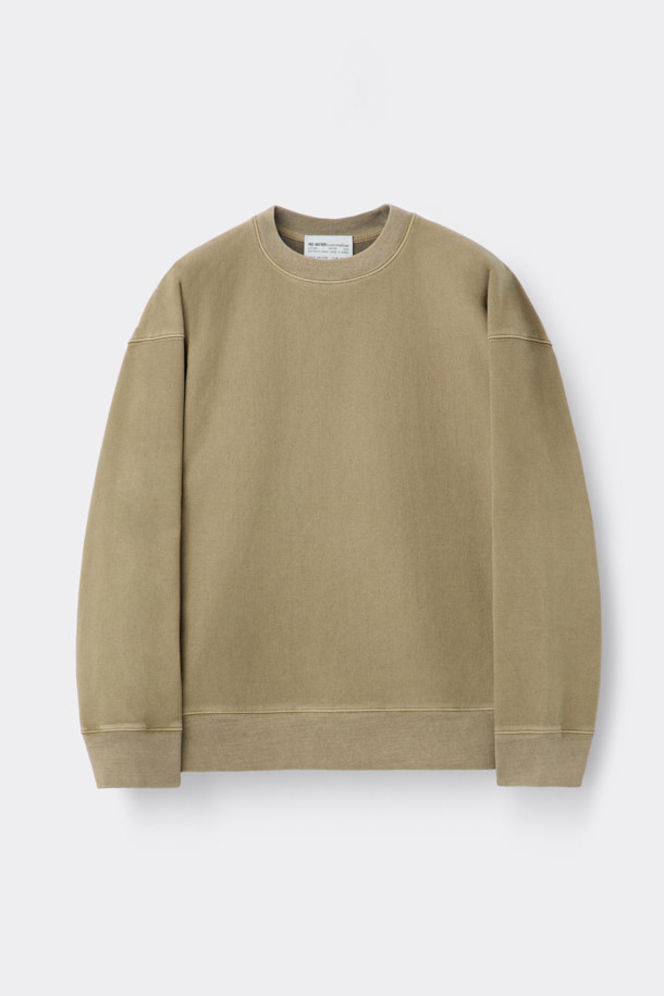 [HED MAYNER] 베이지 다잉 스웻셔츠는 미니멀하고 베이직한 스타일을 추구하는 남성들을 위한 제품입니다. 뻣뻣한 촉감의 두꺼운 면, 아크릴 혼방 소재로 제작되어 봄, 가을, 겨울 모두 착용 가능하며 오버핏 실루엣을 연출합니다. 피그먼트 다잉 처리로 빈티지한 멋을 더했고, 어깨선이 없는 디자인과 가로 결 방향 원단, 밑단 및 소매 시보리가 특징입니다. 라운드넥에 긴 소매 기장으로, 일상에서 편안하게 스타일리시함을 더할 수 있습니다.
