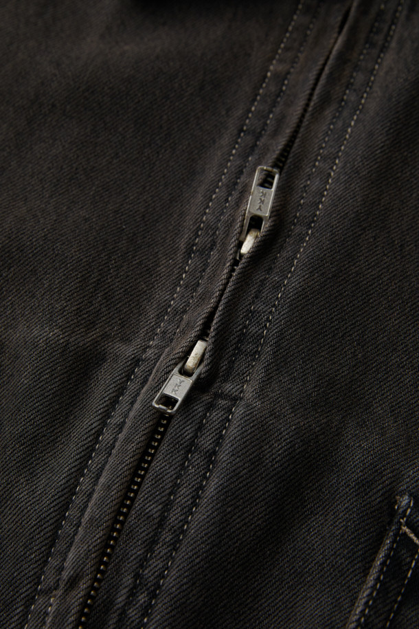 브라운 데님 디트로이트 재킷은 남녀 모두 착용 가능한 캐주얼하고 스트릿한 스타일의 데님 재킷입니다. 봄, 가을에 적합하며, 릴렉스 핏으로 편안한 착용감을 선사합니다. 무지 디자인에 중간 두께감의 데님 소재로 제작되어 튼튼합니다. 이중 히든 포켓과 밑단 이밴드, YKK 2-Way 지퍼 디테일이 특징입니다. 블랙 컬러 옵션도 제공합니다.
