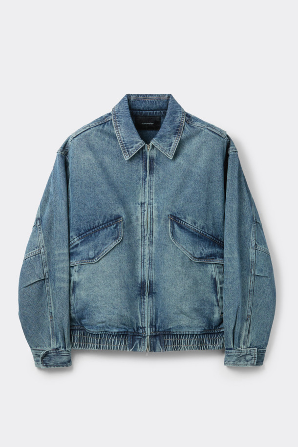 인디고 컬러의 블루 데님 디트로이트 재킷입니다. 봄, 가을에 어울리는 중간 두께감의 면 데님 소재로 제작되었으며, 릴랙스 핏으로 편안한 착용감을 선사합니다. YKK 2-Way 지퍼와 히든 포켓, 밑단 밴딩 디테일이 특징이며, 캐주얼, 스트릿 스타일을 즐겨 입는 남성분들에게 추천합니다. 데이트룩, 봄 소풍룩 등 다양한 TPO에 활용 가능하며, 미니멀한 스타일 연출에도 좋습니다. 긴 소매 기장으로 어떤 룩에도 잘 어울립니다.
