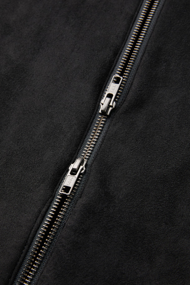 블랙 폴리 스웨이드 후드 집업 재킷은 가을, 겨울철에 캐주얼하고 스포티한 스타일을 연출하기 좋은 남성용 아우터입니다. 부드러운 촉감의 폴리에스테르 스웨이드 소재로 제작되어 편안한 착용감을 선사하며, 두꺼운 두께감으로 보온성을 높였습니다. 릴랙스 핏에 레귤러 기장으로 제작되어 활동성을 보장하며, YKK 2-Way 지퍼, 후드, 스트링 디테일로 실용성을 더했습니다. 일상, 캠핑룩, 산책룩 등 다양한 TPO에 활용할 수 있으며, 미니멀한 디자인으로 어떤 스타일에도 잘 어울립니다. 블랙 컬러의 무지 디자인으로 심플하면서도 세련된 분위기를 연출합니다.
