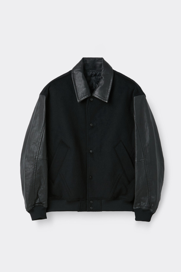 블랙 바시티 재킷은 가을과 겨울, 쌀쌀한 날씨에 따뜻하게 착용하기 좋은 남성용 아우터입니다. 스포티하면서도 캐주얼한 무드를 연출하며, 오버핏으로 편안한 착용감을 선사합니다. 울, 나일론, 레더 소재를 사용하여 부드러운 촉감과 두꺼운 두께감을 자랑합니다. 일상, 출근룩, 모임룩 등 다양한 TPO에 활용 가능하며, 무지 디자인으로 미니멀한 스타일을 완성합니다. 카라 탈부착, 패딩 충전재, 밑단/소매 시보리, 기모 소재 등 다양한 디테일이 돋보입니다.
