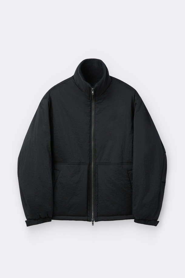 블랙 하이넥 패디드 블루종은 남성용 점퍼로, 가을과 겨울에 따뜻하게 착용할 수 있는 두꺼운 두께감의 패딩 코트입니다. 스포티하면서도 캐주얼한 스타일을 연출하며, 일상 및 출근, 여행 시에도 활용하기 좋습니다. 나일론과 폴리우레탄 혼방 소재로 제작되어 넉넉한 오버핏을 자랑하며, YKK 2-Way 지퍼, 넥 이면 니트 시보리, 소매/밑단 밴딩 마감으로 편안한 착용감을 선사합니다. 보온 기능을 갖춰 추운 날씨에도 따뜻함을 유지하며, 무지 디자인으로 미니멀한 스타일을 완성합니다.
