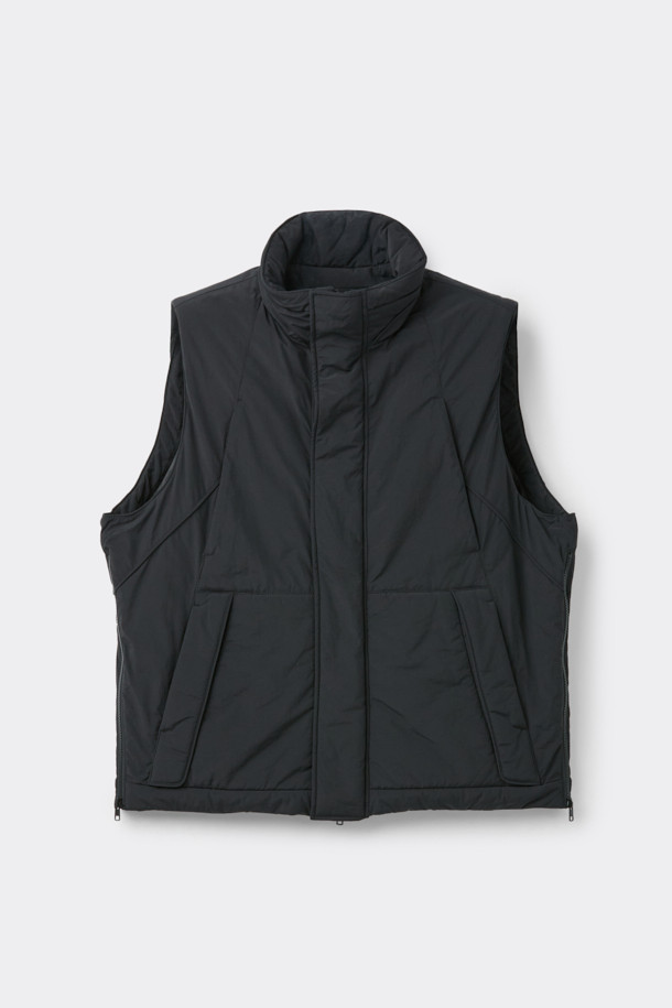 블랙 인시전 패디드 베스트는 가을과 겨울 시즌, 일상 및 출근룩, 여행룩에 모두 잘 어울리는 미니멀한 스타일의 패딩 베스트입니다. 하이넥 디자인과 YKK 2-Way 지퍼, 몸판 절개 디테일이 특징이며, 릴렉스 핏으로 편안한 착용감을 선사합니다.  나일론 소재로 제작되어 두꺼운 두께감과 은은한 광택감을 자랑하며, 무지 스타일로 어떤 룩에도 쉽게 매치할 수 있습니다. 스트링과 스토퍼 디테일이 더해져 더욱 세련된 느낌을 줍니다. 민소매 디자인으로 다양한 레이어드 연출이 가능합니다.
