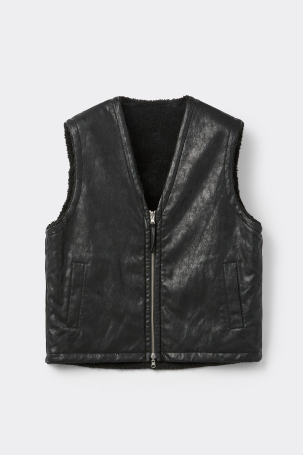 블랙 페이크 레더 리버시블 베스트는 남성용 아우터로, 가을과 겨울에 따뜻하고 스타일리시하게 연출할 수 있습니다. 캐주얼 및 베이직 스타일을 위한 무지 디자인이며, YKK 2-Way 지퍼와 페이크 퍼, 페이크 가죽 양면 사용으로 실용성을 높였습니다. 두꺼운 두께감으로 보온성을 더하며, 레귤러핏과 민소매 디자인으로 편안한 착용감을 제공합니다. 출근룩과 모임룩, 그리고 캐주얼, 클래식, 미니멀 스타일 모두 소화 가능한 활용도 높은 아이템입니다.
