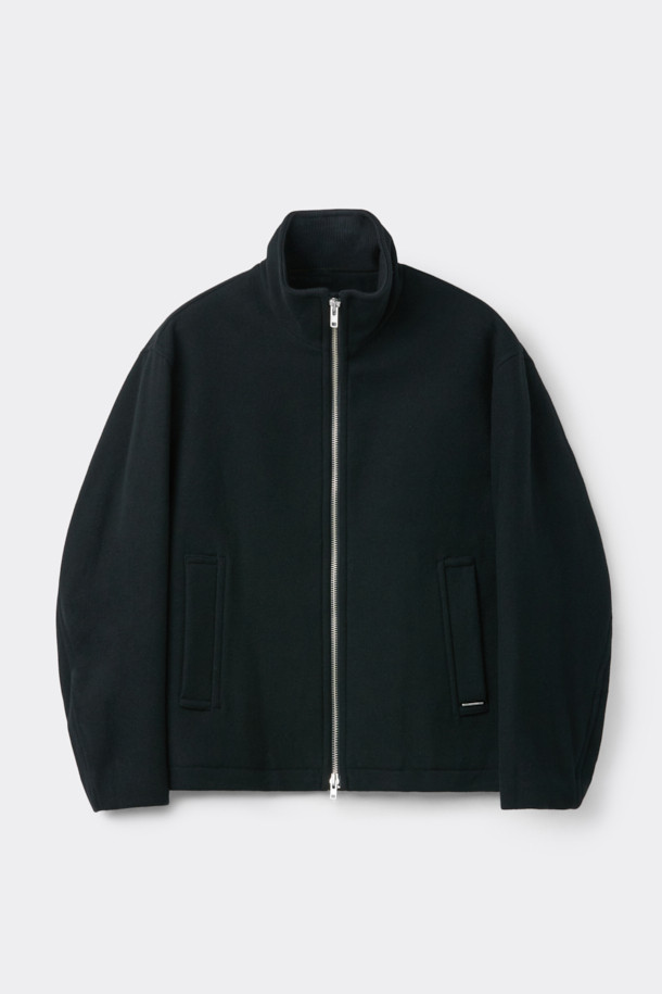 블랙 울 하이넥 재킷은 미니멀하고 베이직한 스타일을 추구하는 남성 고객을 위한 아우터입니다. 가을과 겨울, 출근룩에 적합하며, 오버핏으로 편안한 착용감을 선사합니다. 울과 나일론 혼방의 두꺼운 소재로 제작되어 보온성을 높였으며, 하이넥 디자인과 긴소매가 특징입니다. YKK 2-Way 지퍼, 밑단 스트링, 넥 이면 시보리 디테일로 기능성을 더했습니다.
