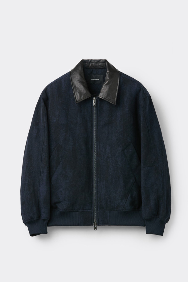 네이비 울 자카드 재킷은 가을과 겨울, 두 계절에 걸쳐 활용하기 좋은 남성용 점퍼입니다. 베이직하면서도 캐주얼한 스타일로, 출근룩과 데이트룩 등 다양한 TPO에 적합합니다. 고급스러운 울, 면, 폴리에스테르, 나일론 혼방 소재로 제작되어 두꺼운 두께감과 넉넉한 오버핏으로 편안한 착용감을 선사합니다. 자카드 패턴이 은은하게 돋보이며, 시보리 디테일과 YKK 2-Way 지퍼를 사용하여 실용성까지 더했습니다. 캐주얼, 클래식, 미니멀 스타일을 즐기는 남성분들께 추천합니다.
