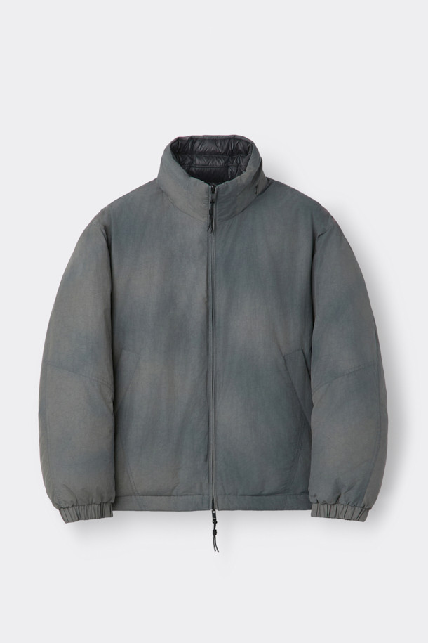 리버시블 다운 재킷은 겨울철 일상과 여행룩에 모두 활용하기 좋은 남성용 아우터입니다. 블랙 컬러의 무지 디자인으로, 캐주얼, 미니멀, 클래식 스타일을 즐겨 입는 분들께 추천합니다. 구스다운 80:20 충전재를 사용하여 보온성을 높였으며, YKK 2-Way 지퍼와 빈티지 워싱 디테일로 고급스러움을 더했습니다. 두꺼운 두께감의 오버핏으로 편안한 착용감을 선사하며, 필요에 따라 양면을 활용할 수 있어 실용적입니다. 긴 소매 기장의 레귤러 기장으로, 어떤 스타일에도 자연스럽게 매치됩니다.
