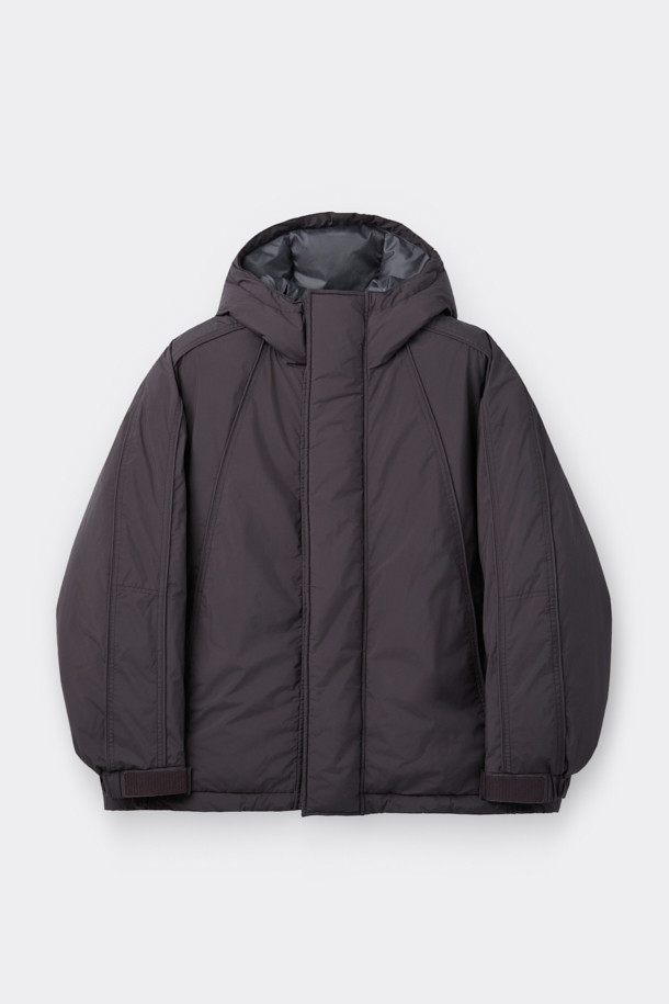 와인 컬러의 Wine Light Fabric 후드 다운 재킷은 겨울철 일상룩과 출근룩에 모두 잘 어울리는 남성용 아우터입니다. 미니멀한 스타일을 추구하는 남성분들을 위한 오버핏 디자인으로, 부드러운 촉감의 폴리에스터 소재와 두꺼운 두께감으로 따뜻함을 선사합니다. 구스다운 80:20 충전재를 사용하여 보온성을 높였으며, ITALY LIMONTA 초경량 소재로 제작되어 가볍고 편안한 착용감을 제공합니다. YKK 2-Way 지퍼 디테일로 실용성을 더했으며, 레귤러 기장의 후드 디자인으로 캐주얼하면서도 클래식한 분위기를 연출합니다.
