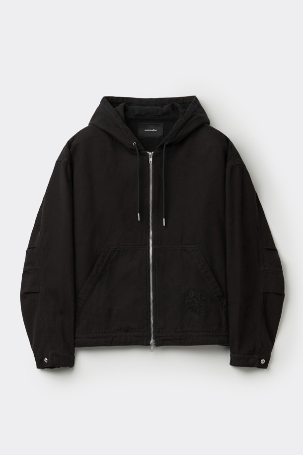 **[BISCO SMITH] 블랙 코튼 후드 집업 재킷**

[BISCO SMITH] 블랙 코튼 후드 집업 재킷은 봄, 가을 간절기에 적합한 아우터입니다. 캐주얼, 스트릿 스타일을 넘나드는 디자인으로, 릴랙스 핏의 크롭 기장이 특징입니다. 면 소재로 제작되어 두꺼운 두께감을 자랑하며, YKK 2-Way 지퍼, 후드 및 밑단 스트링, 전면 포켓 등 실용적인 디테일이 돋보입니다. 'AsAbove' 작품 자수 디테일이 돋보이는 이 재킷은 동네 마실룩, 캠핑룩 등 다양한 TPO에 활용하기 좋습니다.
