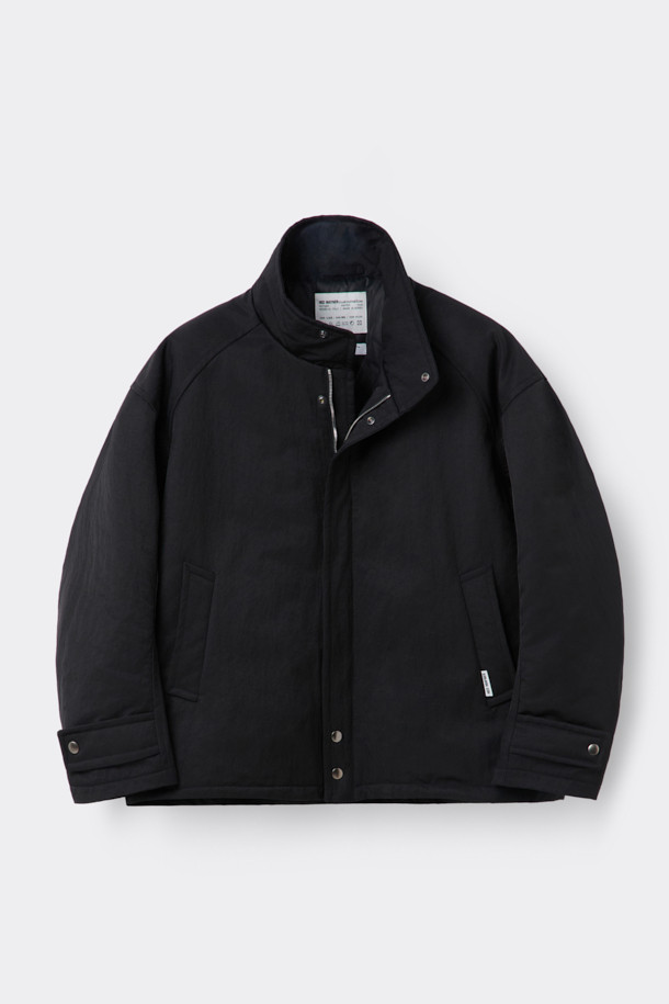 [HED MAYNER] 블랙 오버사이즈 핏 패딩 파카는 겨울철 일상과 출근룩에 모두 잘 어울리는 남성용 점퍼입니다. 부드러운 나일론 소재와 두꺼운 두께감으로 보온성을 높였으며, 오버핏 디자인과 라운드 숄더, 소매 스트랩 디테일이 특징입니다. 퀼팅 안감과 내외부 포켓 구성으로 실용성을 더했으며, 지퍼 여밈 방식으로 간편하게 착용할 수 있습니다. 미니멀하고 시크한 스타일을 연출하기에 좋으며, 다양한 룩에 활용하기 용이합니다.
