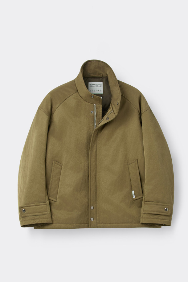 [HED MAYNER] 골드 오버사이즈 핏 패딩 파카는 겨울철 일상과 출근룩에 모두 잘 어울리는 남성용 아우터입니다. 모던한 무드의 무지 디자인에 오버핏으로 제작되어 편안하면서도 세련된 스타일을 연출합니다. 두꺼운 두께감의 나일론 소재와 퀼팅 안감으로 보온성을 높였으며, 구조적인 패턴과 소매 스트랩 디테일이 특징입니다. 집업 스타일로 간편하게 착용 가능하며, 내부 및 외부 포켓과 포켓 하단 포인트 라벨이 실용성을 더합니다. 미니멀, 클래식, 시크한 스타일을 즐기는 분들께 추천하는 패딩입니다.
