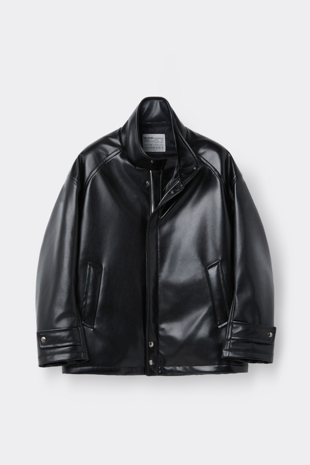 HED MAYNER (헤드 메이너)의 블랙 페이크 레더 패디드 파카는 겨울철 일상에서 모던하고 미니멀한 스타일을 연출하기에 완벽한 아우터입니다. 부드러운 합성 가죽 소재에 넉넉한 오버핏 실루엣으로 편안한 착용감을 선사하며, 퀼팅 안감과 두꺼운 두께로 뛰어난 보온성을 제공합니다. 라운드 숄더, 소매 스트랩, 내/외부 포켓, YKK 2-Way 지퍼, 은은한 광택감 등의 디테일이 돋보이며, 긴 소매 기장으로 세련된 분위기를 더합니다. 시크하고 캐주얼한 스타일을 즐기는 남성분들께 추천하는 아이템입니다.
