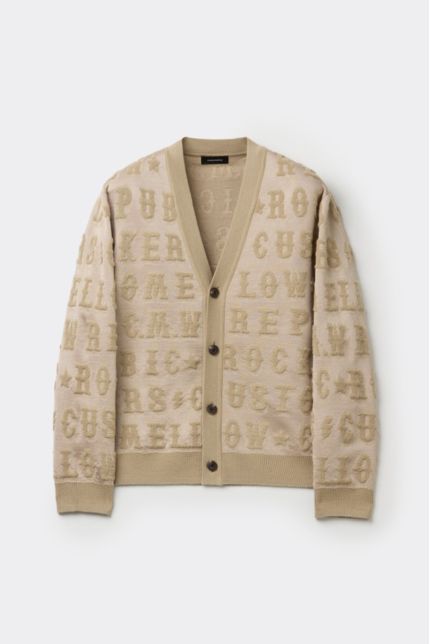 베이지 레터링 자카드 Y 가디건은 간절기에 스타일리시함을 더해줄 남성용 상의입니다. 부드러운 레이온, 아크릴, 울, 폴리에스테르 혼방 소재로 제작되어 편안한 착용감을 선사합니다. 크롭 기장에 릴랙스 핏으로 트렌디하며, 캐주얼, 미니멀, 클래식 스타일을 모두 아우르는 디자인입니다. 브이넥, 긴 소매, 얇은 두께감, 12GG의 자카드 짜임, 부드러운 촉감으로 이루어져 데이트룩과 봄 소풍룩에 적합합니다. 레터링 자카드 패턴이 돋보이는 이 가디건은 당신의 패션 감각을 한층 끌어올려 줄 것입니다.
