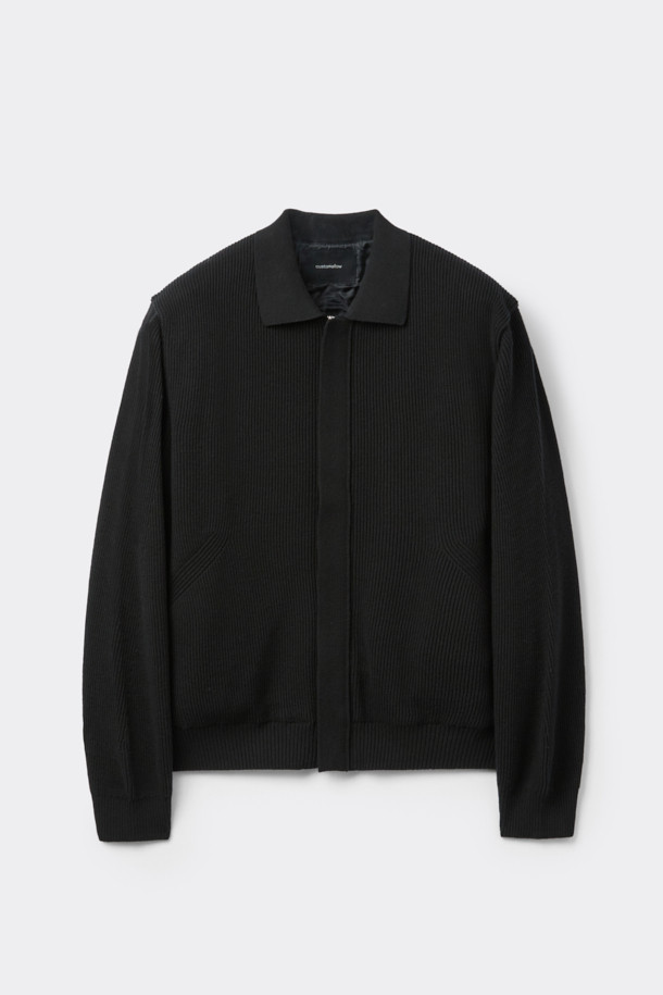 블랙 라인 칼라 가디건은 남성용 상의로, 가을과 겨울에 착용하기 좋은 두꺼운 두께의 니트/스웨터입니다. 코튼 86%와 울 14% 혼방 소재로 제작되어 부드러운 촉감을 선사하며, 퀼팅 안감으로 보온성을 높였습니다. 릴랙스 핏과 긴소매 디자인, 무지 패턴으로 베이직하고 미니멀한 스타일을 연출합니다. 2X1 립 카라와 1OZ 하스 충전재를 사용하여 아우터형 스웨터로도 활용 가능하며, 출근룩과 클래식, 미니멀, 캐주얼 스타일 모두에 잘 어울립니다.
