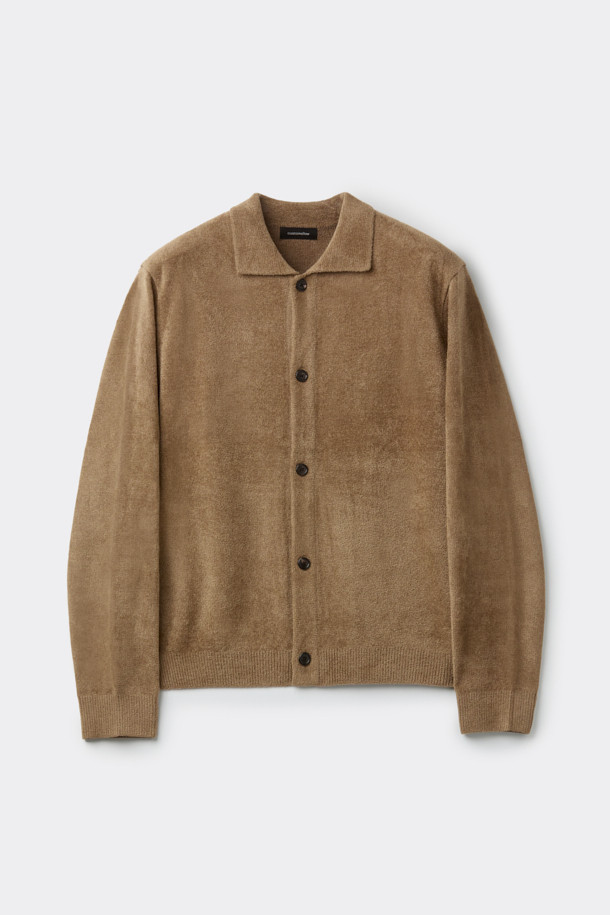 깊이 있는 분위기를 연출하는 브라운 컬러의 셔닐 카라 가디건입니다. 부드러운 촉감의 셔닐 원사를 사용하여 포근하고 따뜻한 착용감을 선사하며, 사이드 배색 파이핑 포인트가 은은한 멋을 더합니다. 릴랙스핏으로 편안하게 착용 가능하며, 가을, 겨울 시즌 데이트룩, 모임룩 등 다양한 TPO에 활용하기 좋습니다. 베이직, 캐주얼, 클래식, 미니멀 스타일을 즐기는 남성분들께 추천하며 버튼 여밈으로 간편하게 착용할 수 있습니다. 두꺼운 두께감으로 보온성을 높였습니다.
