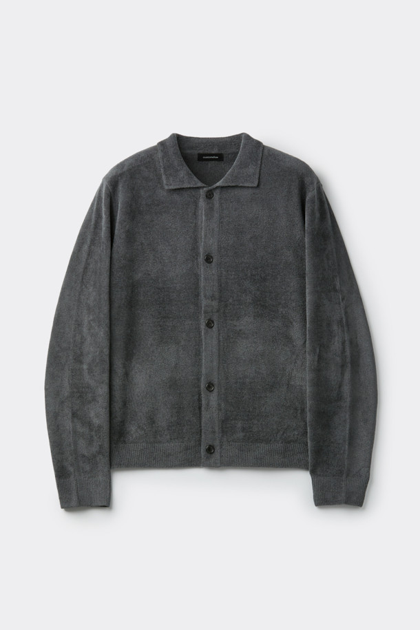 **그레이 셔닐 카라 가디건**은 부드러운 셔닐 원사를 사용하여 포근한 착용감을 선사합니다. 릴랙스 핏으로 편안함을 강조하며, 캐주얼 및 클래식 스타일을 모두 아우르는 디자인입니다. 카라넥과 사이드 배색 파이핑 디테일이 돋보이며, 버튼 여밈으로 간편하게 착용할 수 있습니다. 가을, 겨울철 출근룩과 모임룩에 활용하기 좋은 두꺼운 두께감의 긴소매 니트/스웨터입니다.
